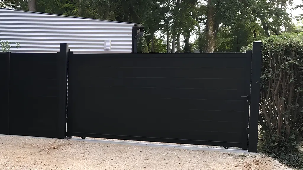 Installation d'un portail coulissant en aluminium à La Foye-Monjault (79360)