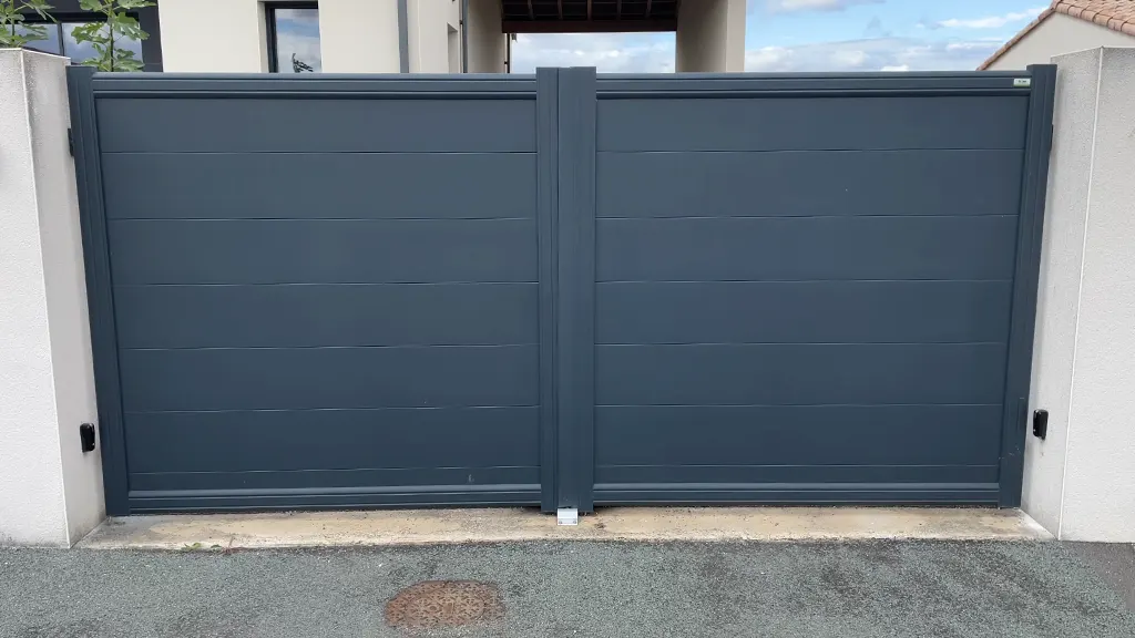 Installation d'un portail battant en aluminium à Niort (79000)