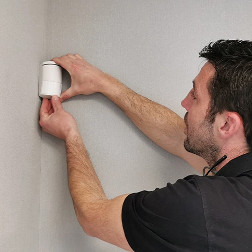 Installation d'un détecteur de mouvement dans une maison