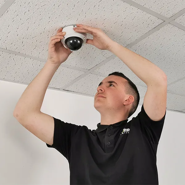 Installation d'une caméra de surveillance intérieure type dôme