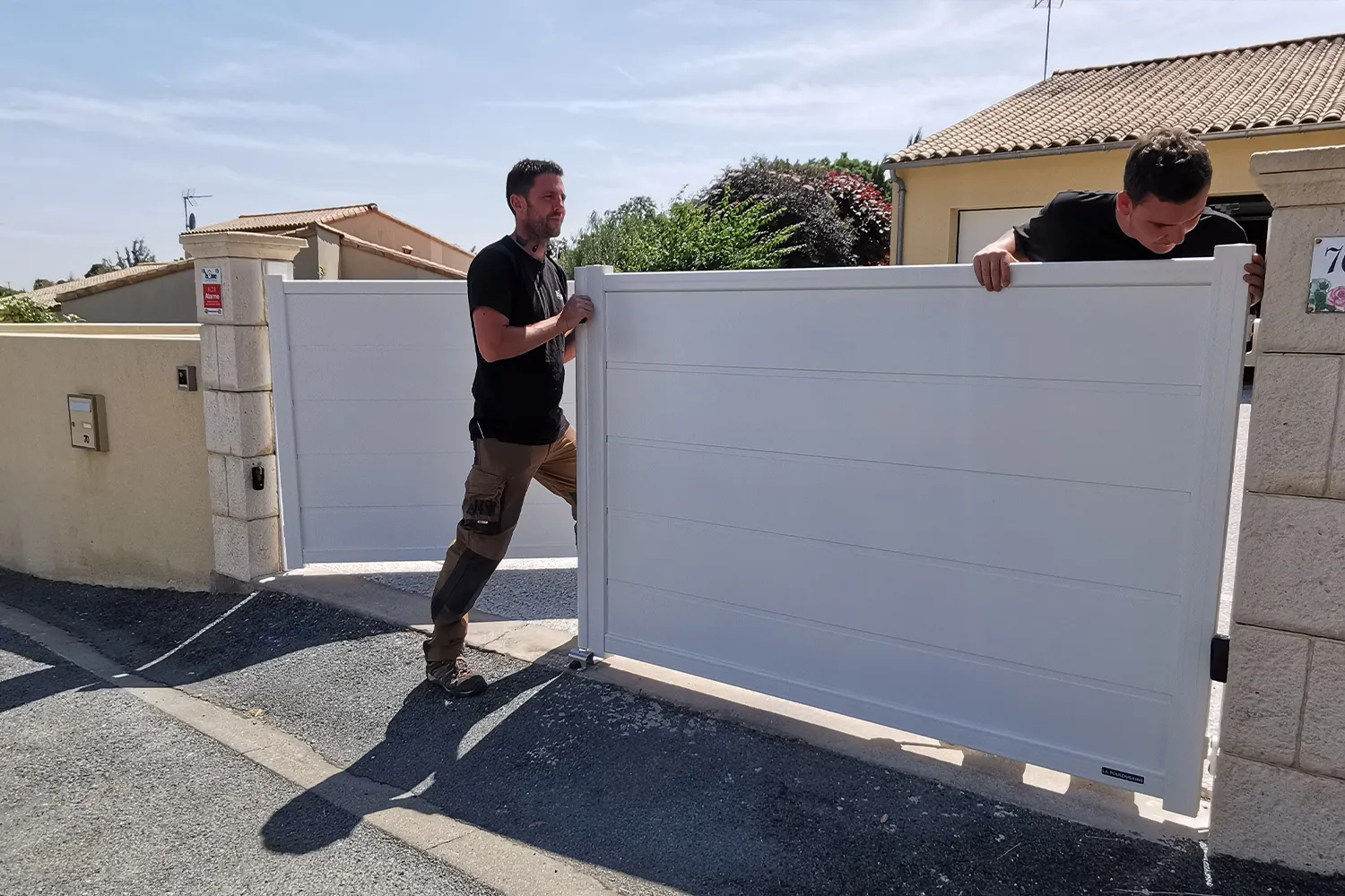 Installation d'un portail battant blanc en aluminium à Saint-Gelais par les techniciens Home Control