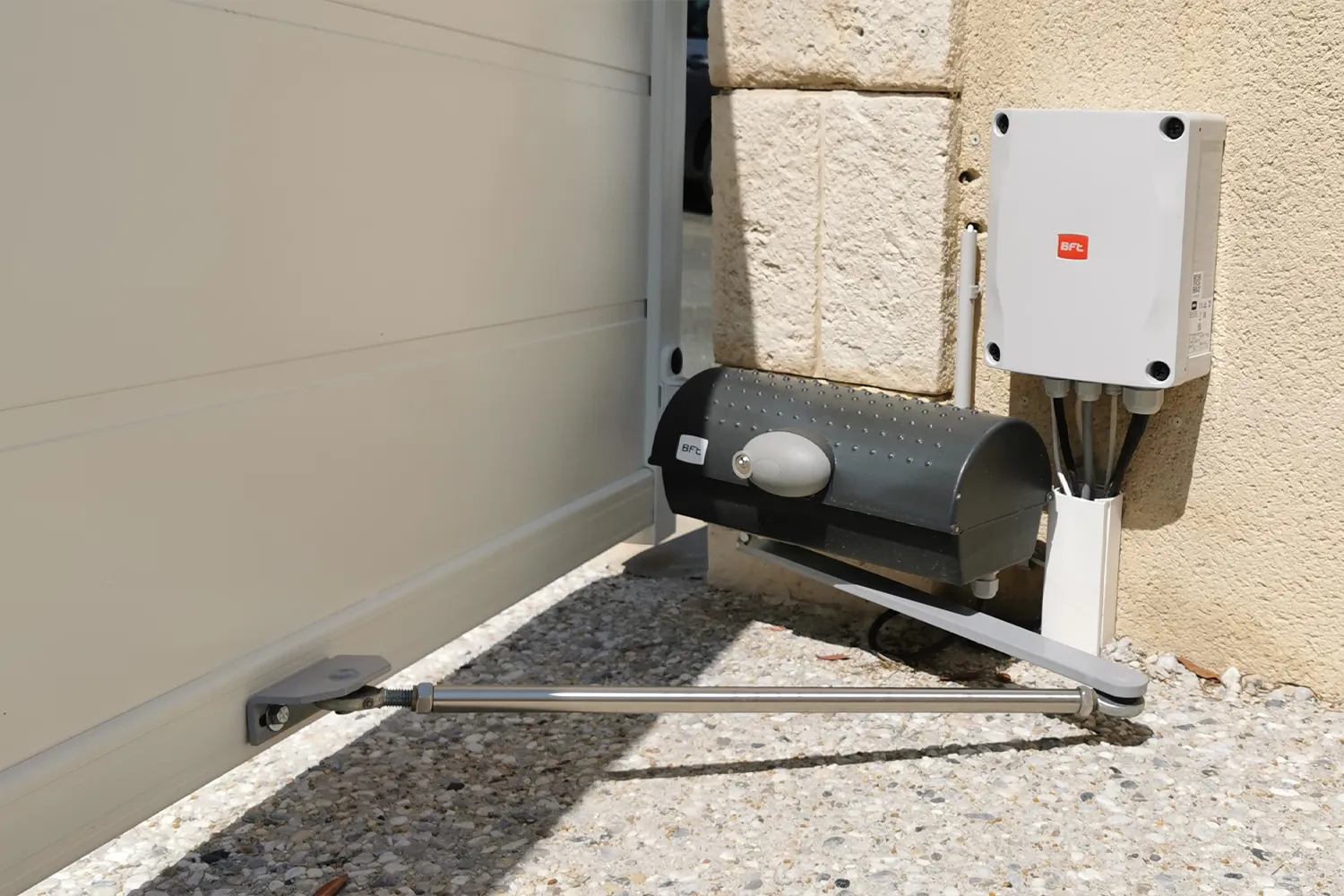 Motorisation BFT IGEA à bras articulé installée sur un portail battant