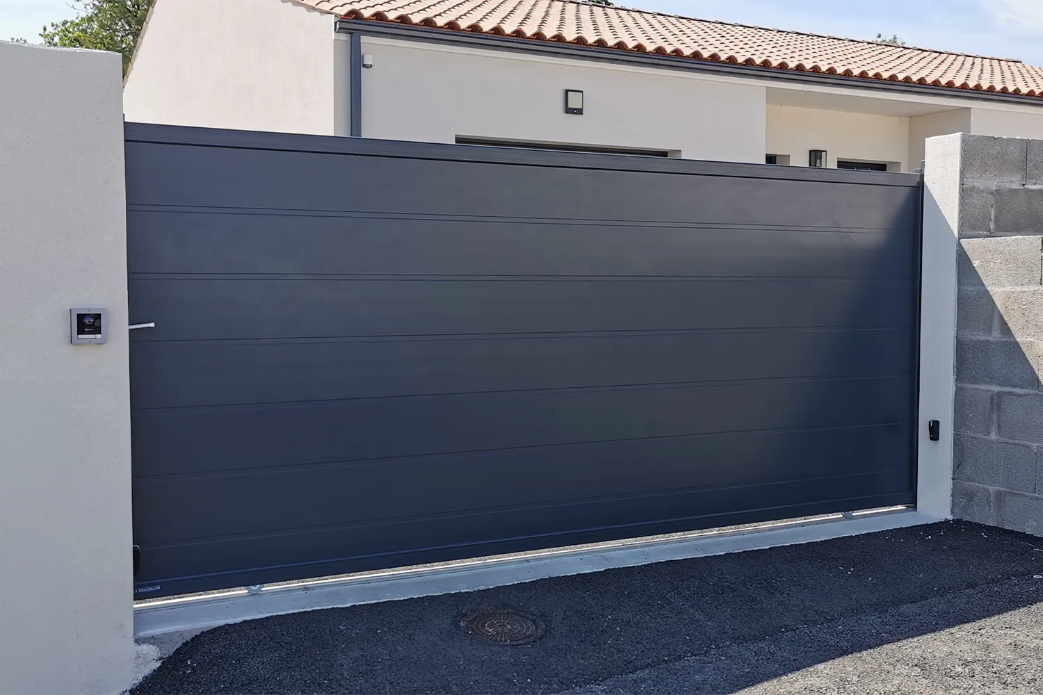 Installation d'un portail aluminium coulissant gris anthracite à Saint-Gelais