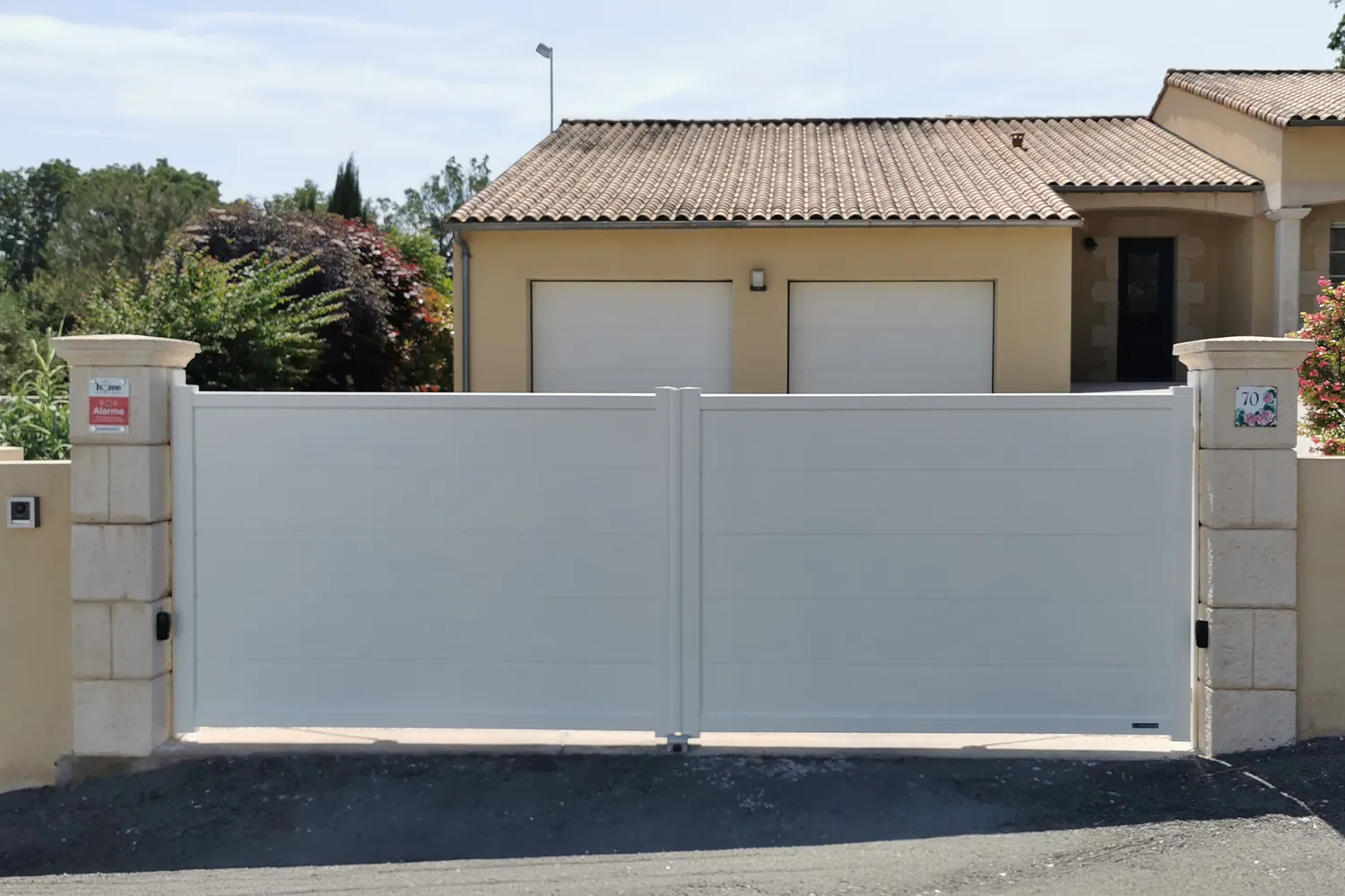 Pose d'un portail et de deux portes de garage assorties à Saint-Gelais