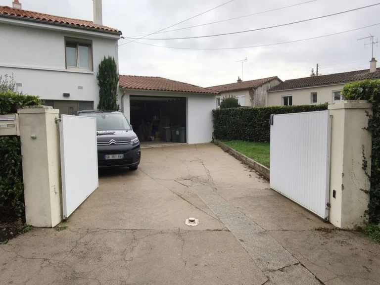 Entrée avant travaux avec l'ancien portail blanc