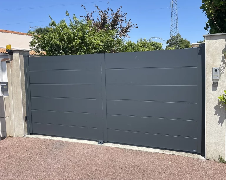 Portail battant Olfen gris anthracite plein posé à Chauray