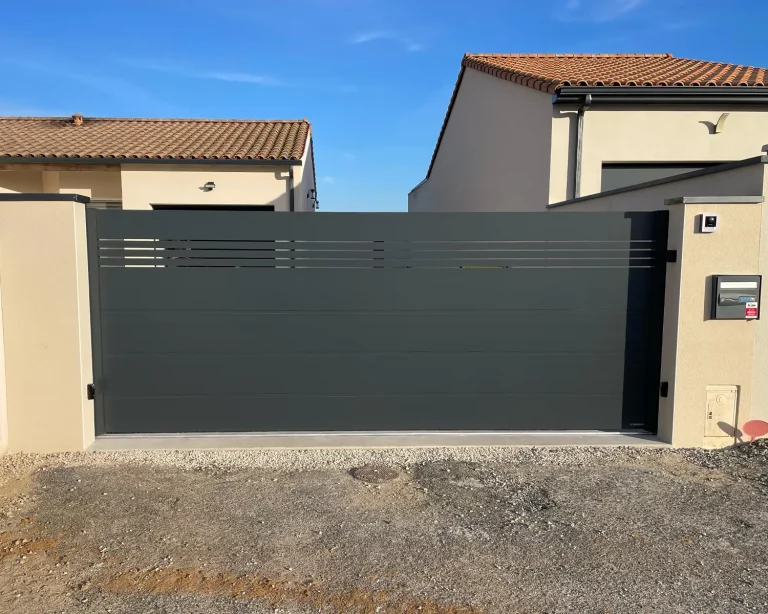 Portail coulissant Olfen Fileo gris anthracite semi-ajouré posé à Niort