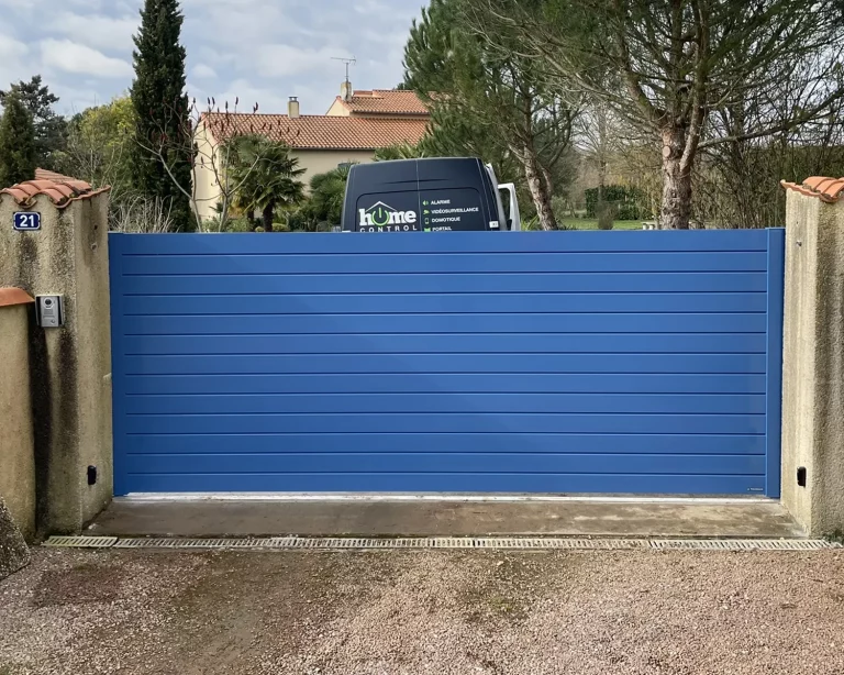 Portail coulissant Stendal bleu plein posé à La Crèche