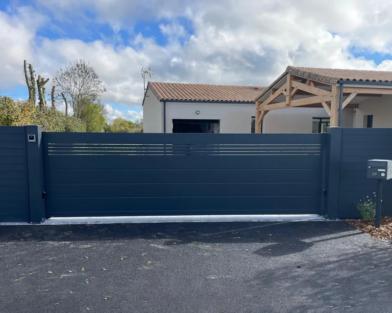 Portail coulissant Waren Fileo gris anthracite avec portillon assorti posé à Bessines