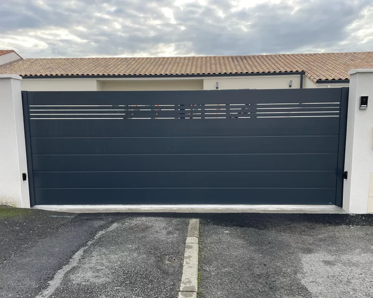Portail coulissant Waren Fileo gris anthracite semi-ajouré posé à Niort
