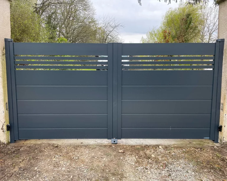 Portail battant Waren Visio gris anthracite ajouré posé à Prailles-La Couarde